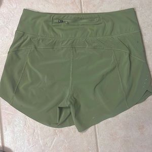 Athleta run with it 4.5” short